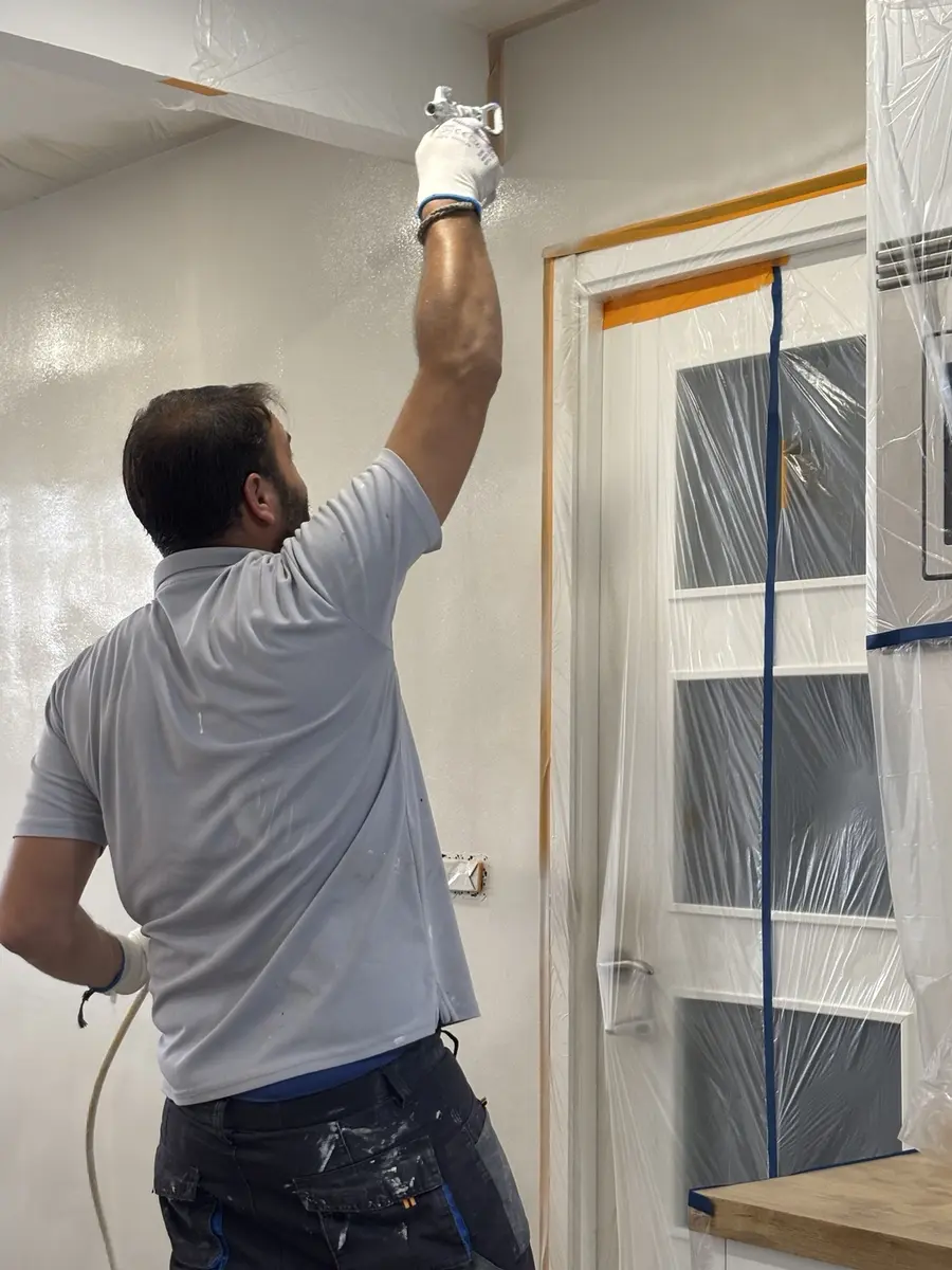 Aplicación profesional de pintura airless por Kolora Home