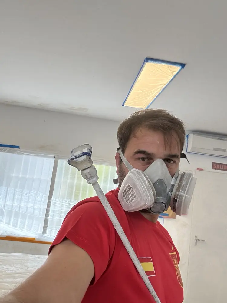 Javier, profesional de Kolora Home, preparado para aplicar pintura