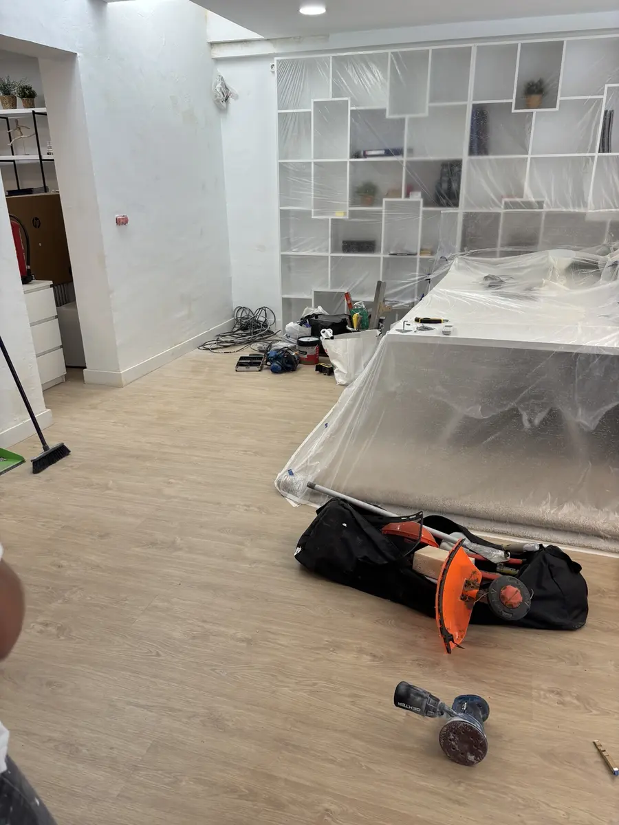 Oficina en fase de preparación antes de pintar