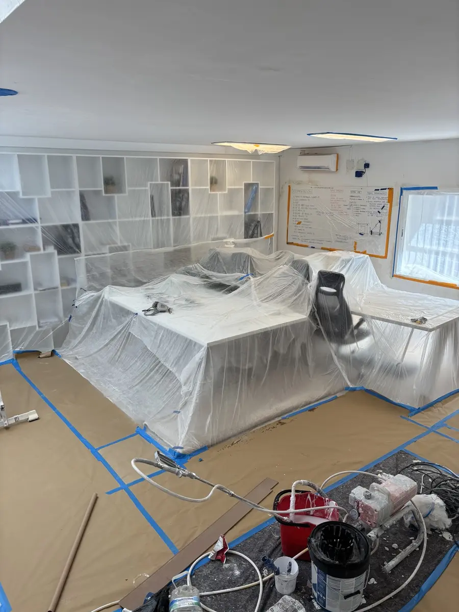 Mobiliario protegido durante un trabajo de pintura